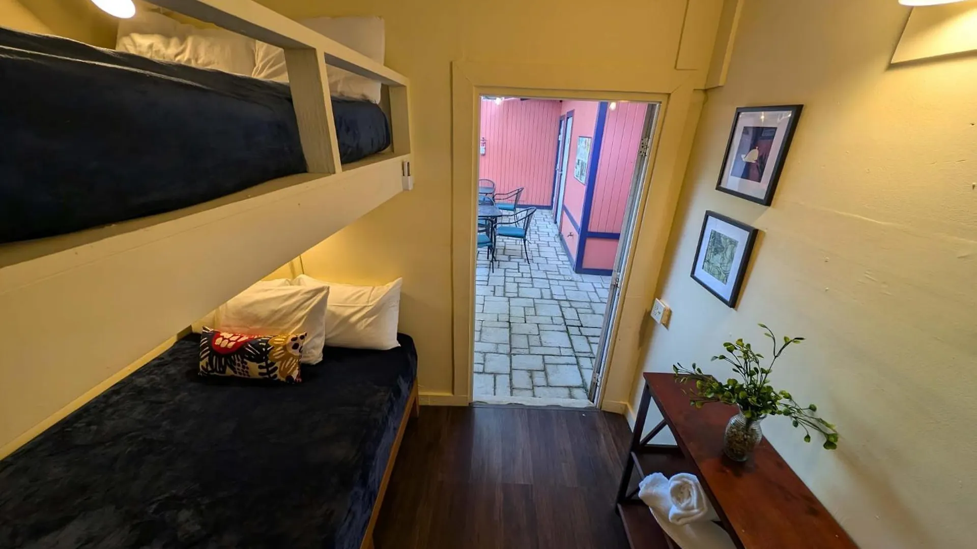 אכסניה ויסקז Waterside Inn