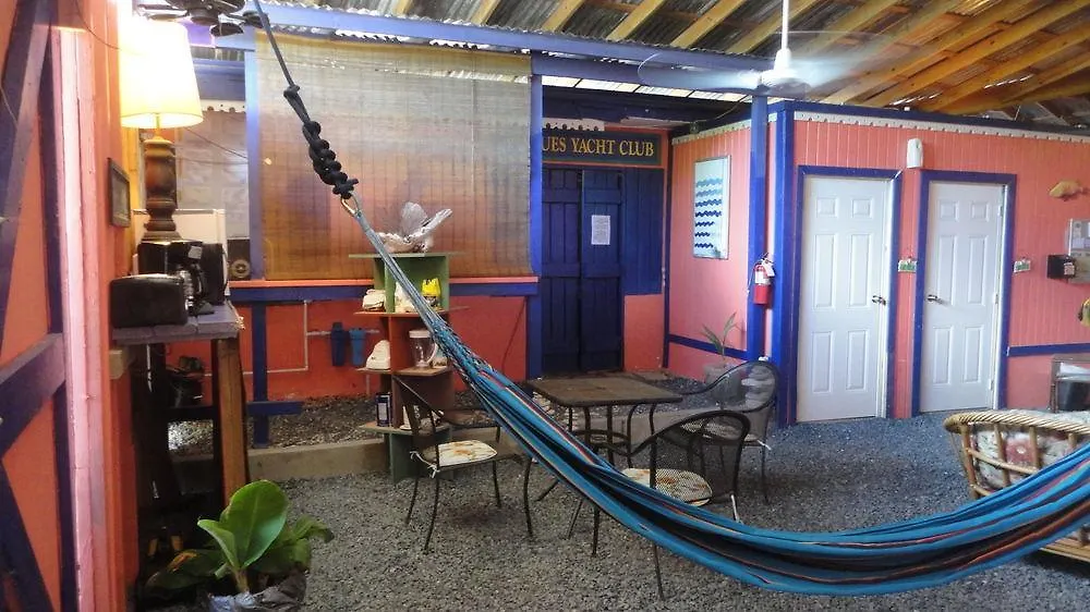 אכסניה ויסקז Waterside Inn